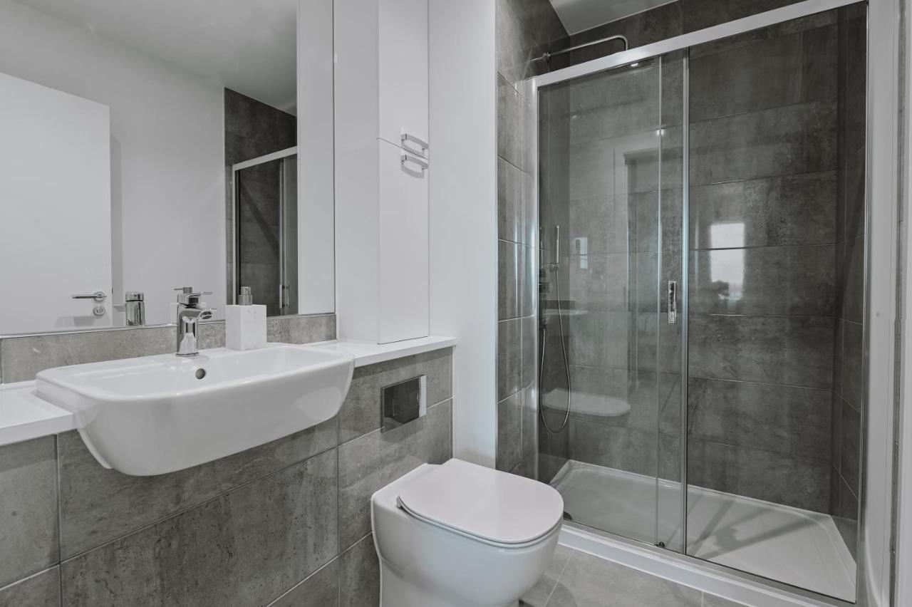 Khayat Homes - The Owelor - Two Bed ロンドン エクステリア 写真